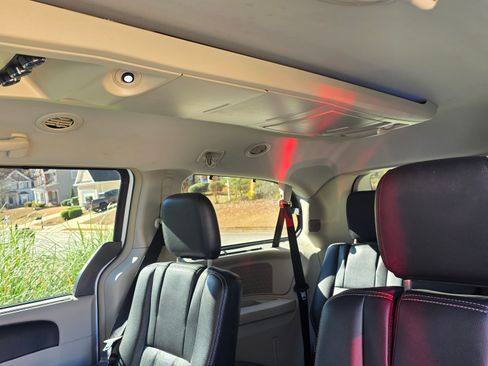 Used 2013 Chrysler Town & Country Touring image 10