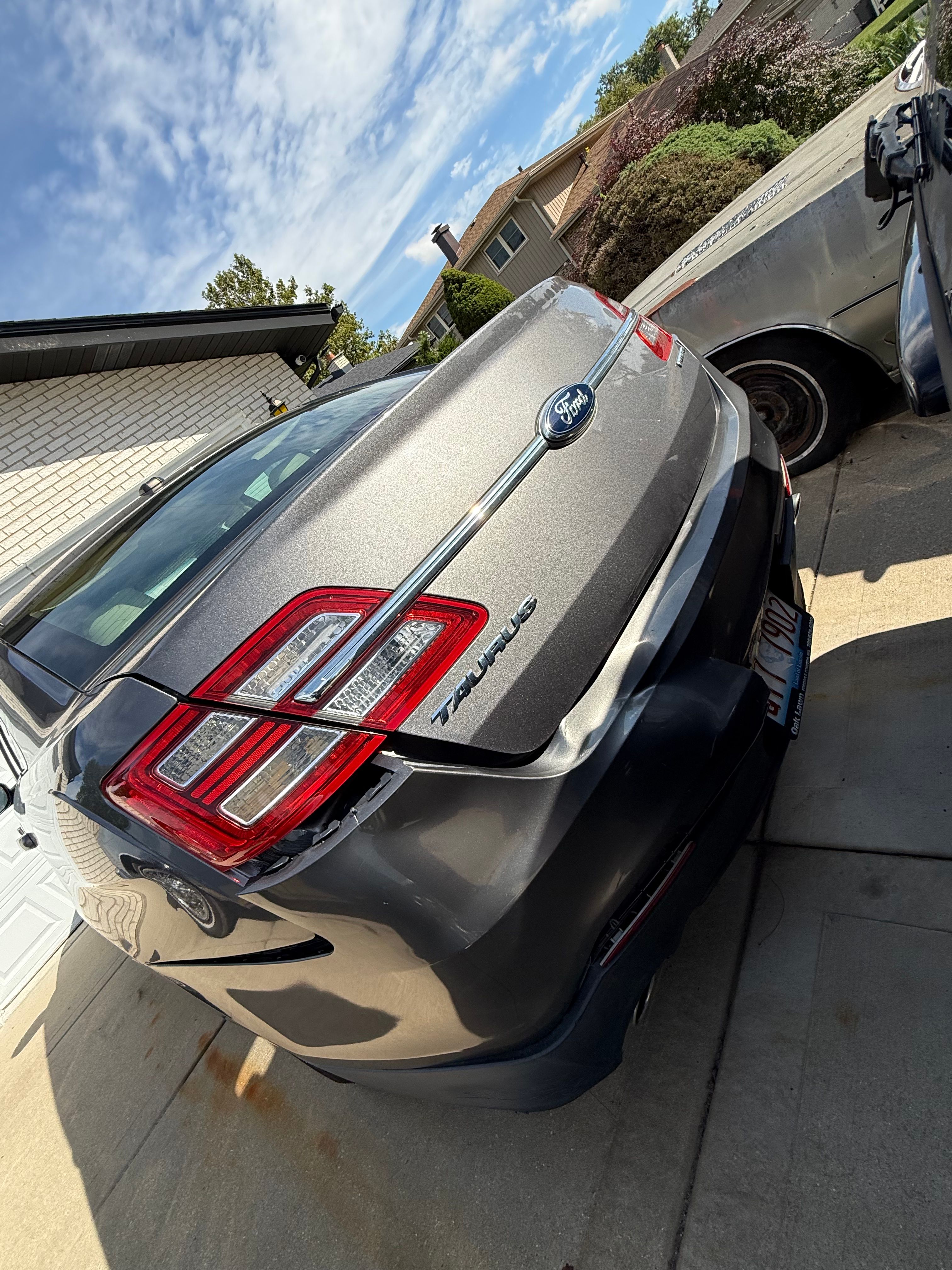 Used 2013 Ford Taurus SE FWD image 2