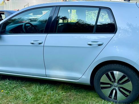 Used 2017 Volkswagen e-Golf SE image 4