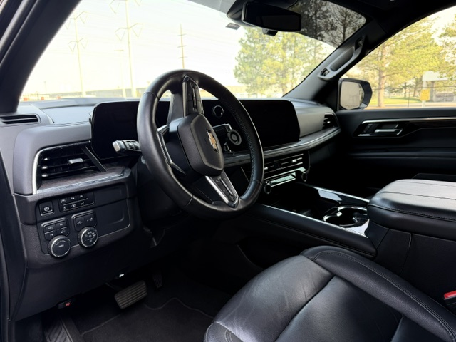 Used 2025 Chevrolet Suburban LT w/ Comfort Package AWD/4WD image 8