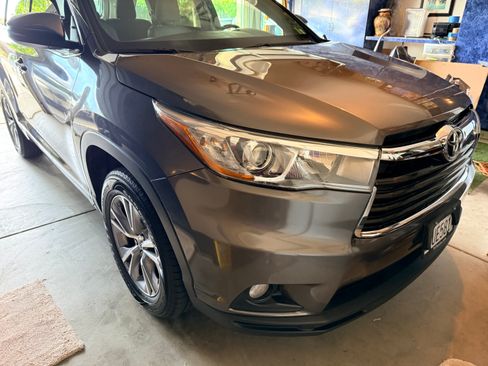 Used 2015 Toyota Highlander XLE FWD image 2