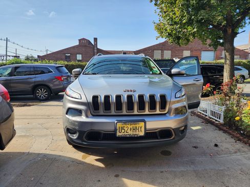 Used 2016 Jeep Cherokee 75th Anniversary AWD/4WD image 12