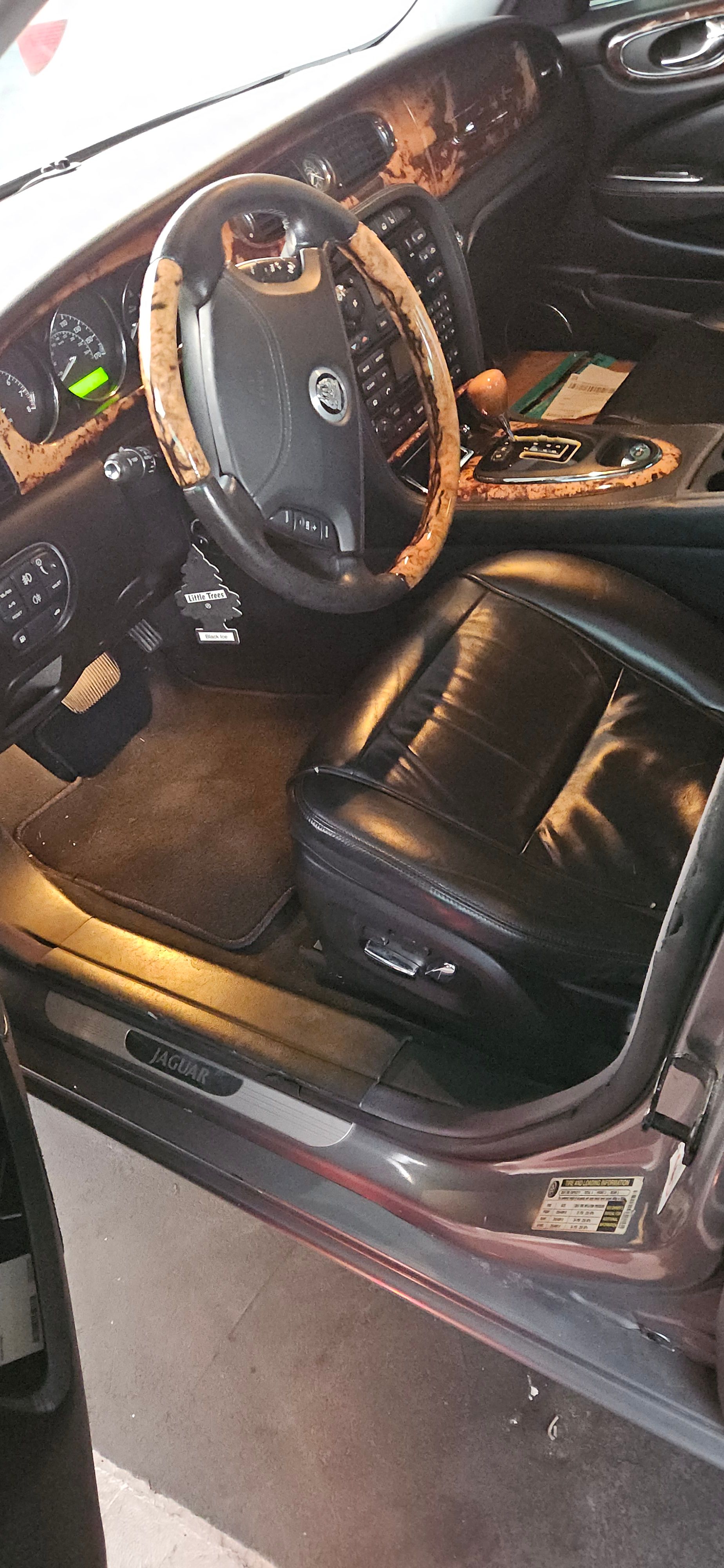 Used 2008 Jaguar XJ8 RWD image 16