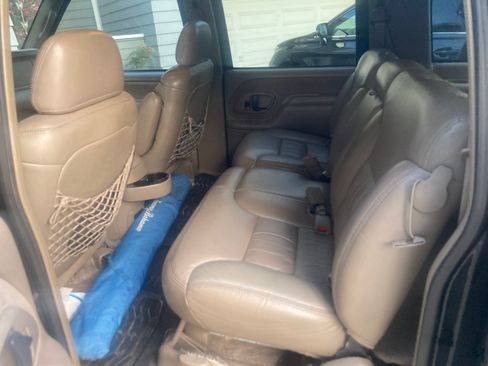 Used 1999 GMC Suburban 2WD w/ Marketing Opt Pkg 3 image 25