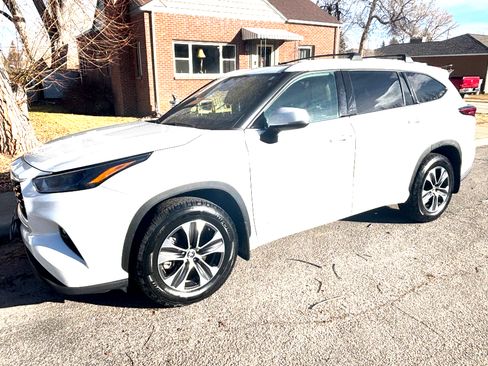 Used 2022 Toyota Highlander XLE image 2