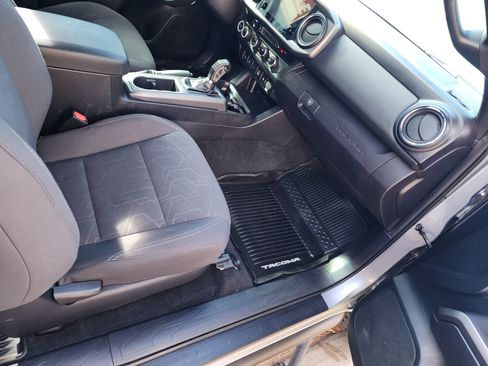 Used 2017 Toyota Tacoma TRD Sport image 13