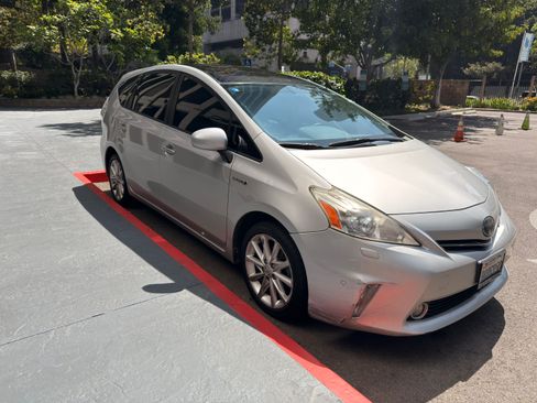 Used 2013 Toyota Prius V Five image 1