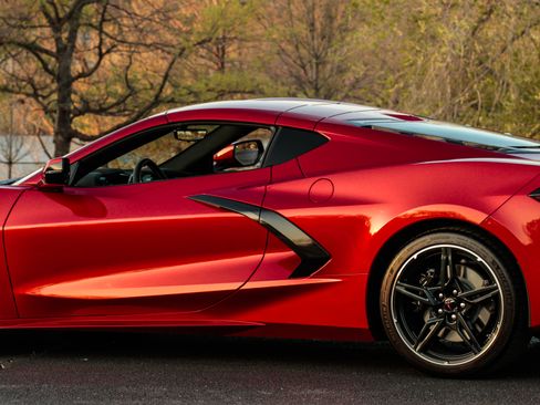 Used 2021 Chevrolet Corvette Stingray Preferred Cpe w/ Z51 Performance Package RWD image 1