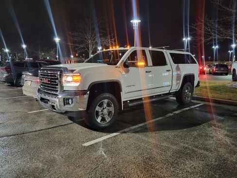 Used 2015 GMC Sierra 2500 SLT w/ Suspension Package, Off-Road image 10