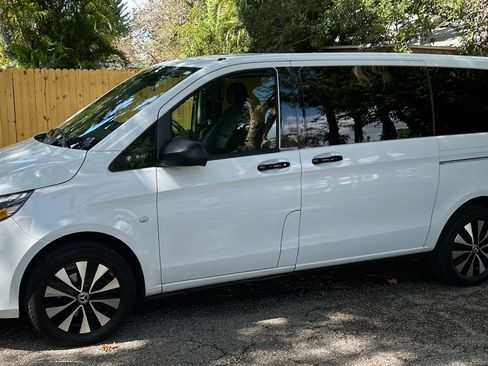Used 2022 Mercedes-Benz Metris Passenger image 2