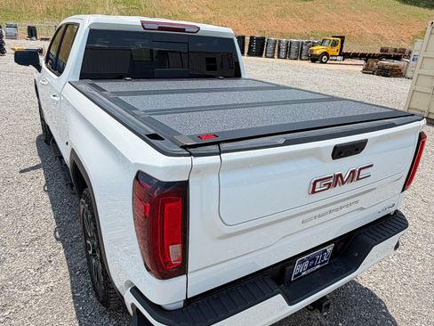 Used 2023 GMC Sierra 1500 AT4 w/ AT4 Preferred Package AWD/4WD image 9