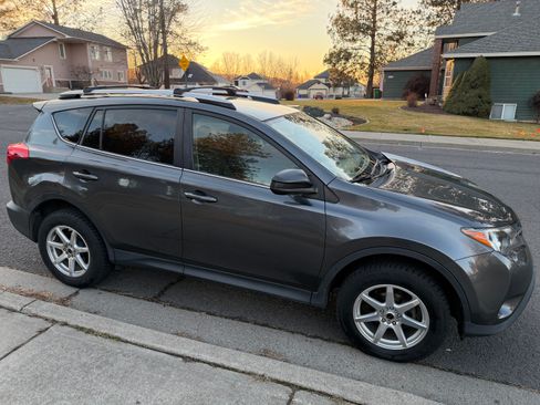 Used 2014 Toyota RAV4 LE image 5