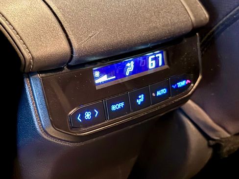 Used 2020 Toyota Highlander LE AWD/4WD image 16