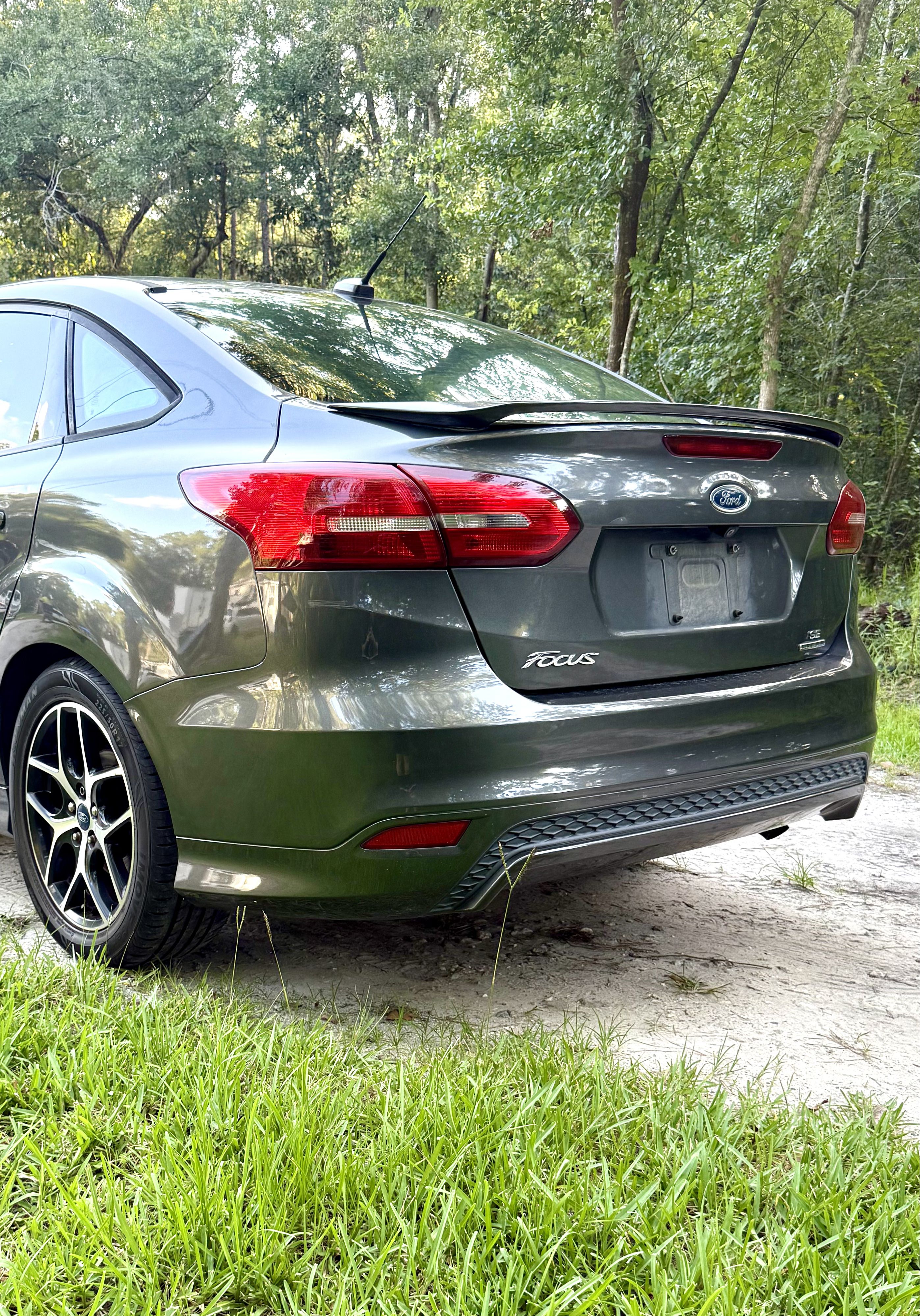 Used 2016 Ford Focus SE w/ SE Sport Package FWD image 9