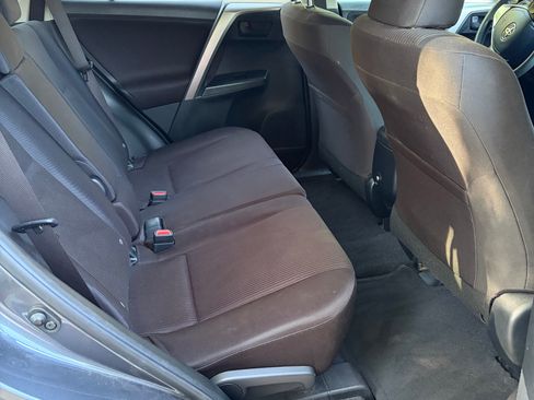 Used 2018 Toyota RAV4 LE FWD image 9