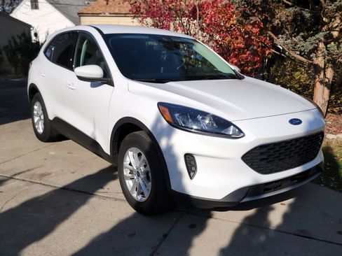 Used 2021 Ford Escape SE w/ Cold Weather Package image 2