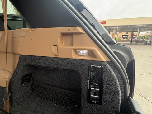 Used 2024 Land Rover Range Rover Long Wheelbase SE image 18