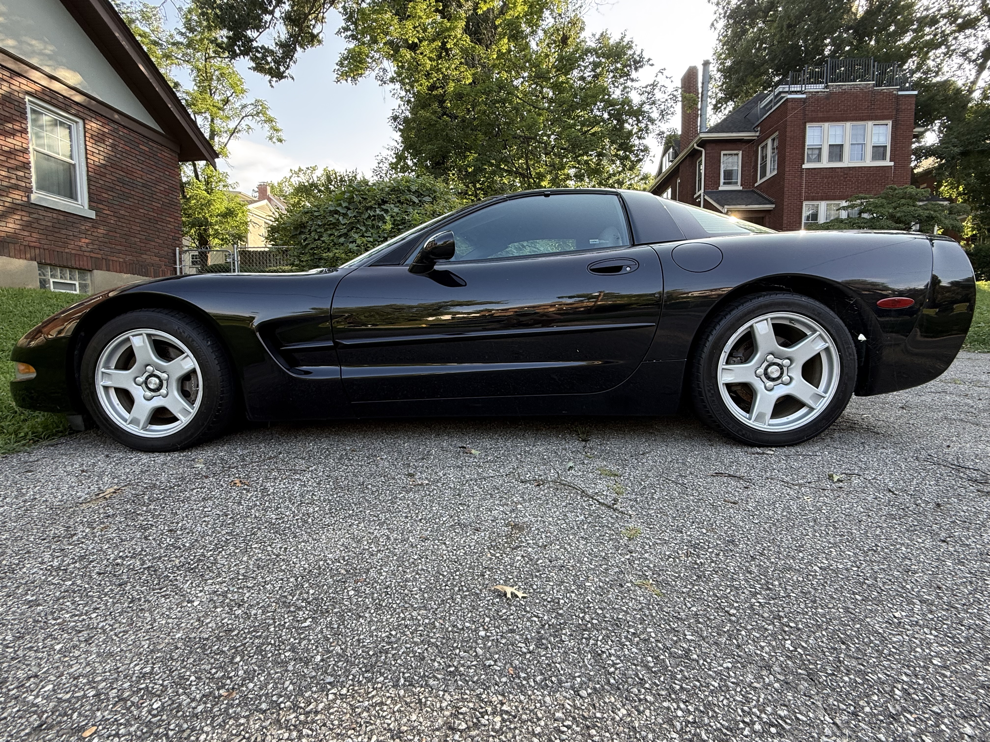 Used 1999 Chevrolet Corvette Coupe w/ Memory Pkg RWD image 1