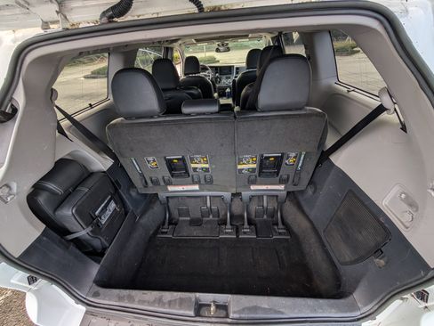 Used 2015 Toyota Sienna SE Premium image 18