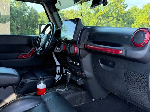 Used 2012 Jeep Wrangler Unlimited Rubicon w/ Connectivity Group AWD/4WD image 10
