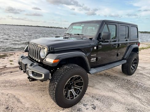 Used 2019 Jeep Wrangler Unlimited Sahara AWD/4WD image 10