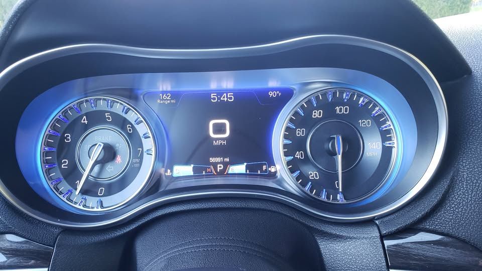 Used 2015 Chrysler 300 Limited RWD image 2