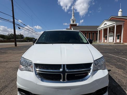 Used 2019 Dodge Grand Caravan SE w/ UConnect Hands-Free Group FWD image 13