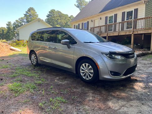 Used 2017 Chrysler Pacifica Touring-L FWD image 11