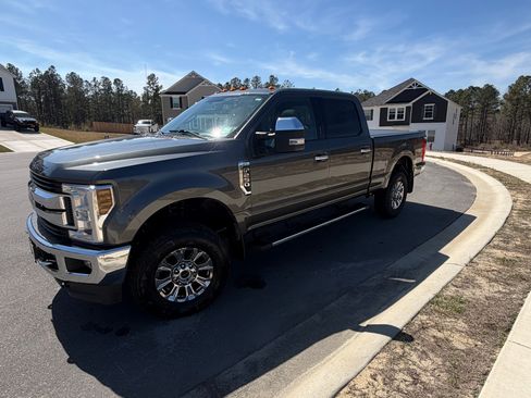 Used 2018 Ford F250 XLT w/ XLT Premium Package image 4