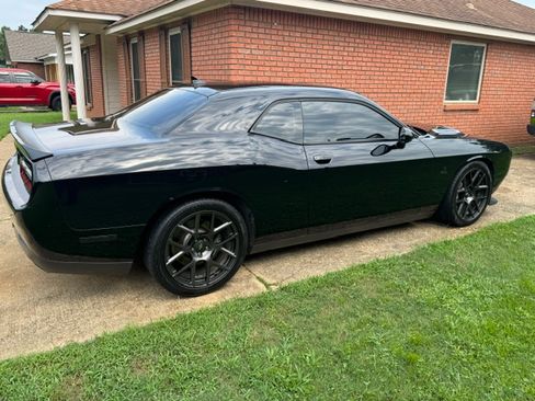 Used 2017 Dodge Challenger R/T Scat Pack w/ Leather Interior Group RWD image 4