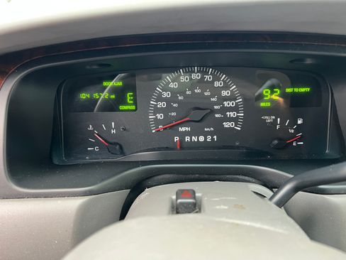 Used 2000 Lincoln Town Car Signature image 22