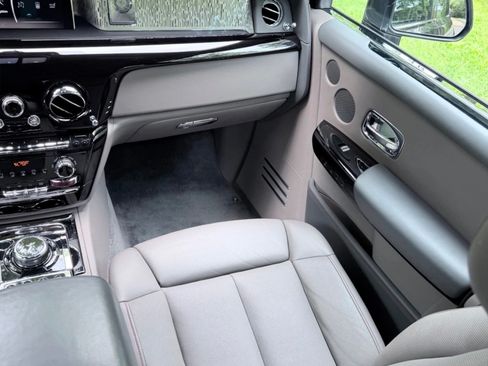 Used 2018 Rolls-Royce Phantom Sedan RWD image 19