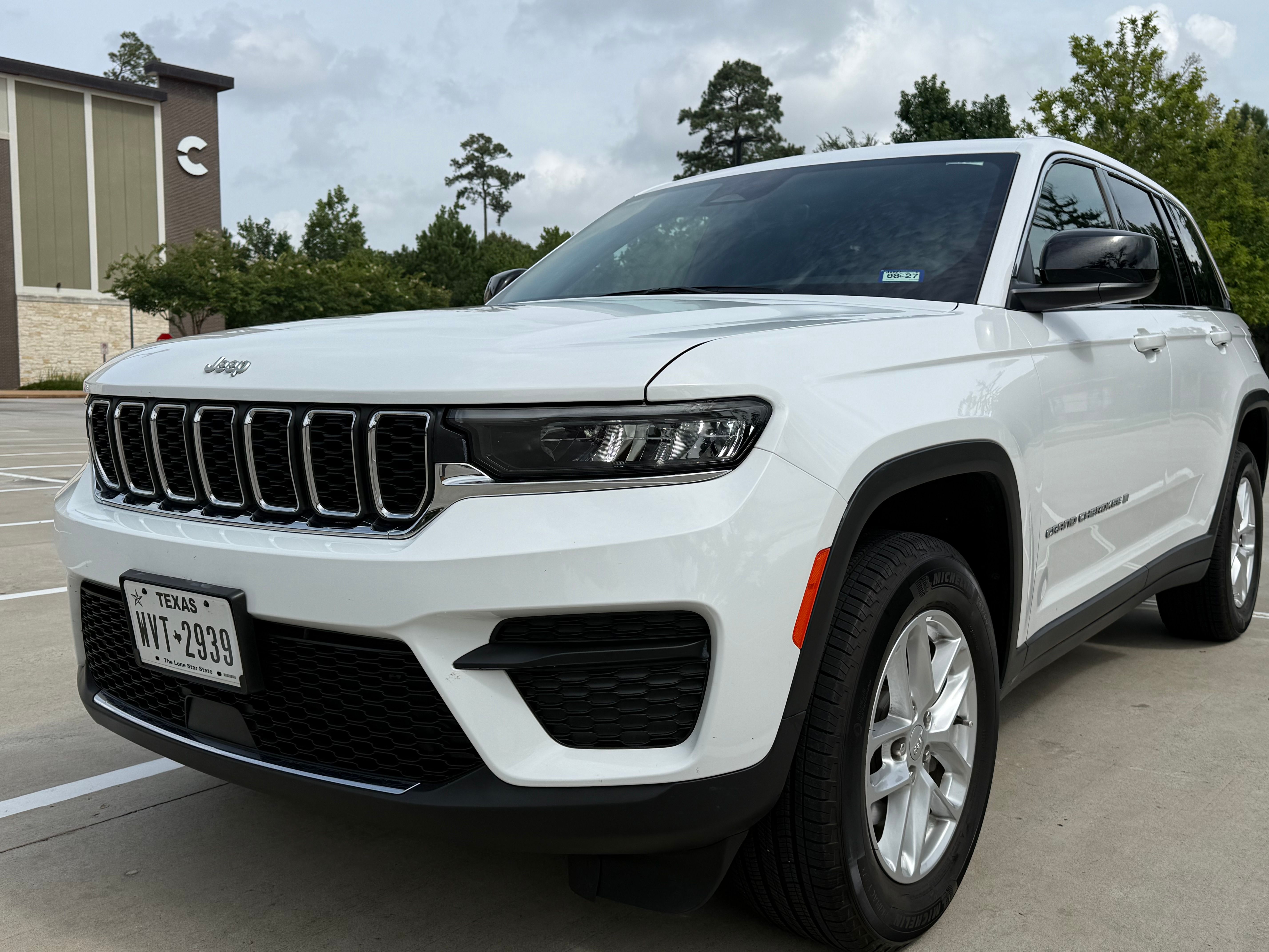 Used 2025 Jeep Grand Cherokee Laredo X RWD image 2