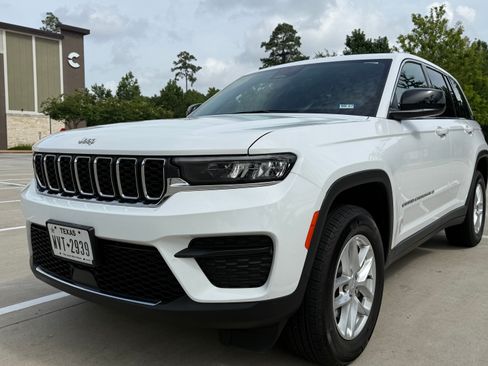 Used 2025 Jeep Grand Cherokee Laredo X RWD image 2