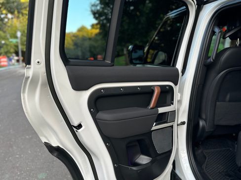 Used 2023 Land Rover Defender 130 SE image 31