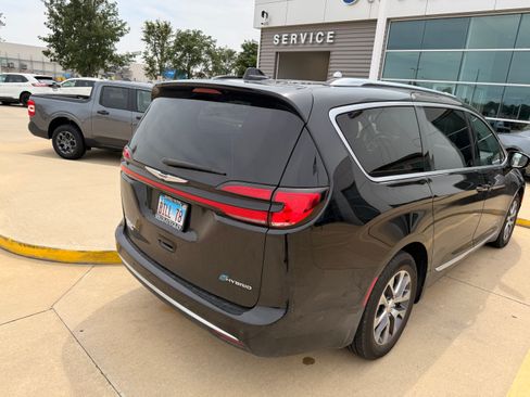 Used 2025 Chrysler Pacifica Pinnacle FWD image 5