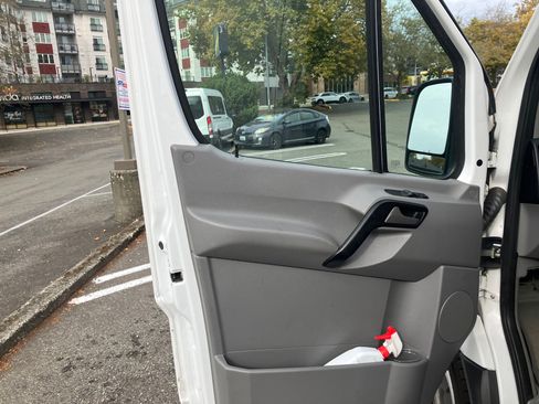 Used 2014 Freightliner Sprinter 2500 image 9