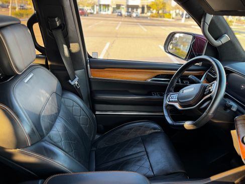 Used 2022 Jeep Grand Wagoneer Series III image 11