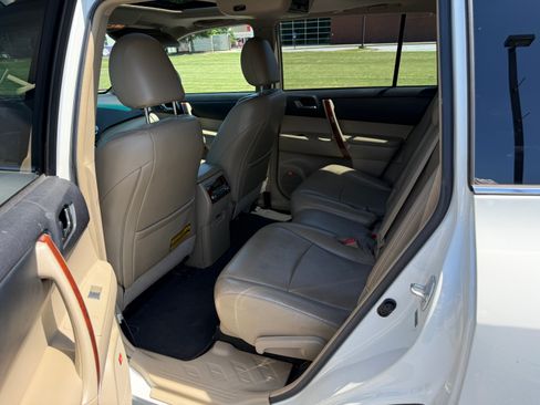 Used 2011 Toyota Highlander Limited w/ Tow Pkg FWD image 13