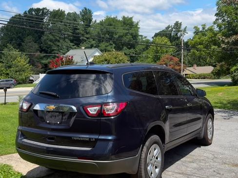 Used 2016 Chevrolet Traverse LS FWD image 2