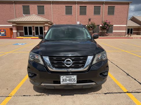 Used 2017 Nissan Pathfinder S FWD image 2