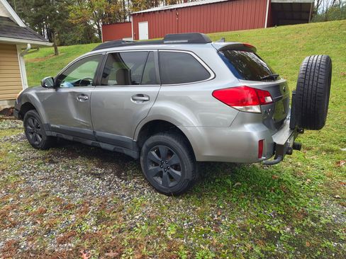 Used 2011 Subaru Outback 2.5i Limited image 2