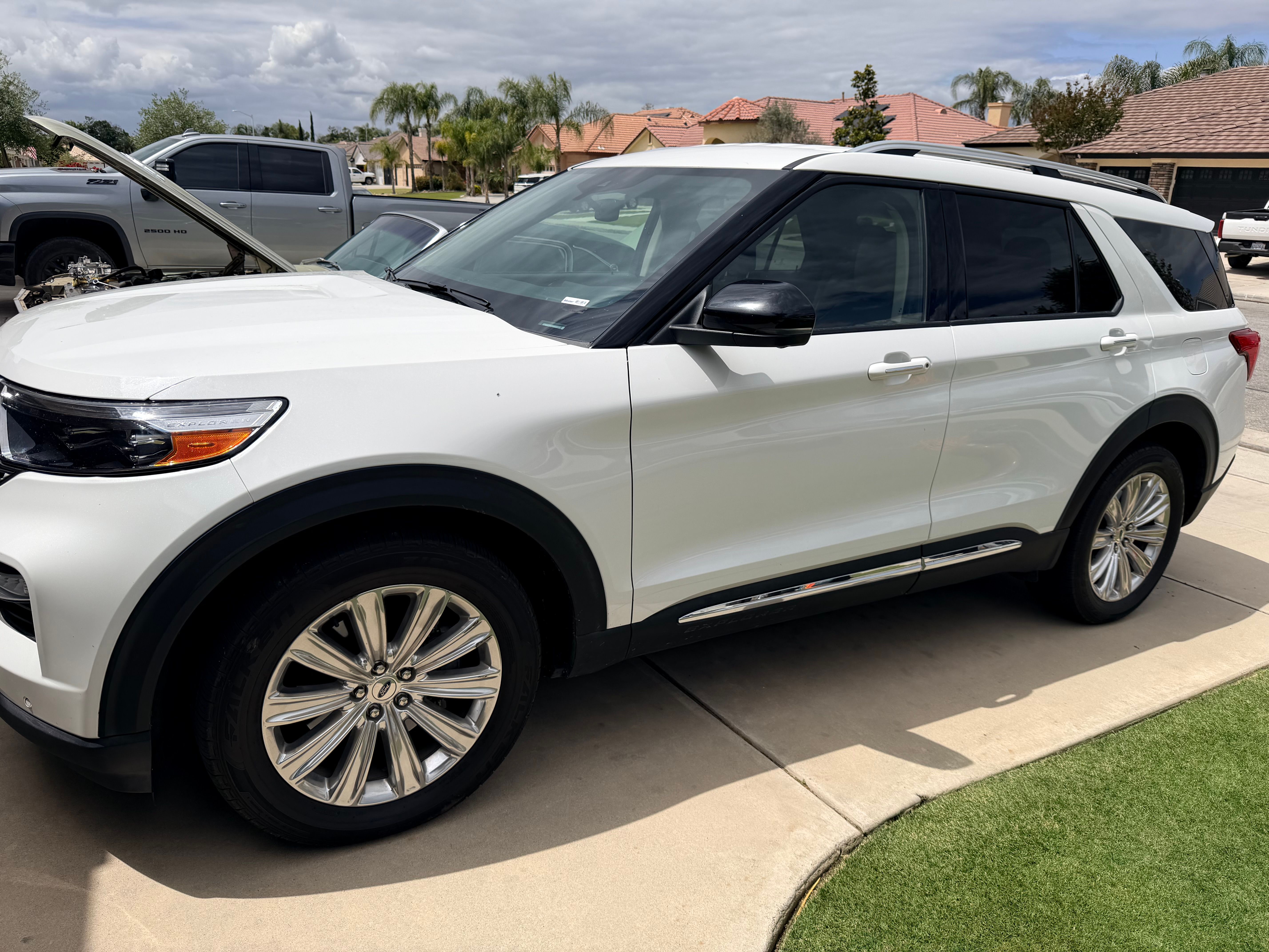 Used 2022 Ford Explorer Limited w/ Hybrid Equipment Group 310A RWD image 2