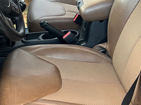 Used 2016 Jeep Wrangler Unlimited Sahara image 4