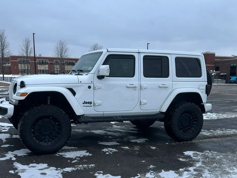 Used 2022 Jeep Wrangler Unlimited Sahara AWD/4WD image 5