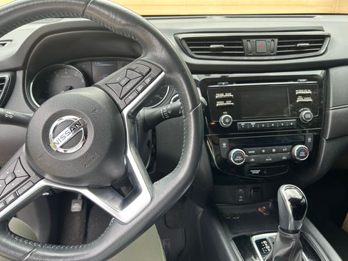 Used 2017 Nissan Rogue SV image 6