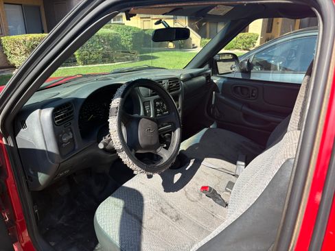 Used 2001 Chevrolet S10 Pickup 2WD Regular Cab image 4