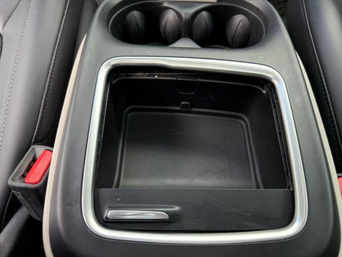Used 2024 Chrysler Pacifica Touring-L w/ Uconnect Theater Family Group FWD image 19