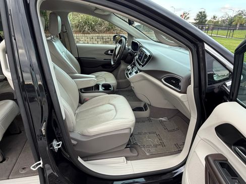 Used 2020 Chrysler Pacifica Touring-L FWD image 20
