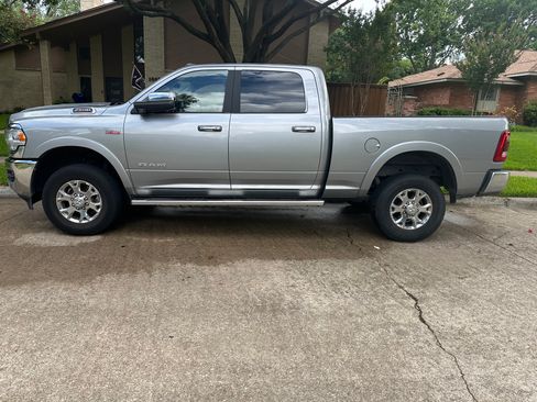 Used 2022 RAM 2500 Laramie AWD/4WD image 2